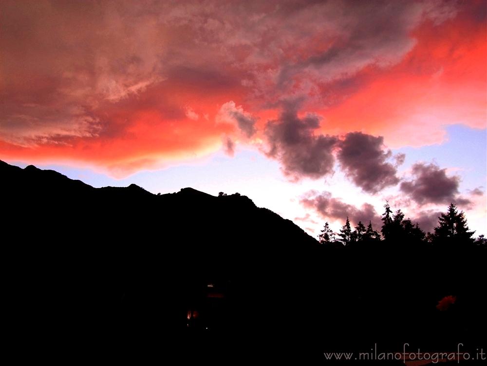 Valmosca frazione di Campiglia Cervo (Biella) - Tramonto dietro la Mologna